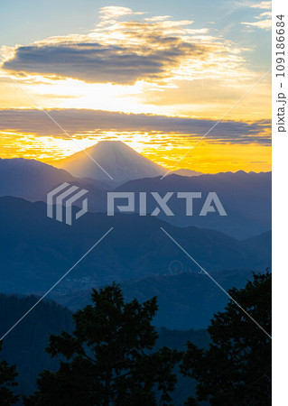 【夕焼け素材】高尾山から見た日の入り・ダイヤモンド富士【東京都】 【夕焼け素材】高尾山から見た日の入り・ダイヤモンド富士【東京都】 109186684