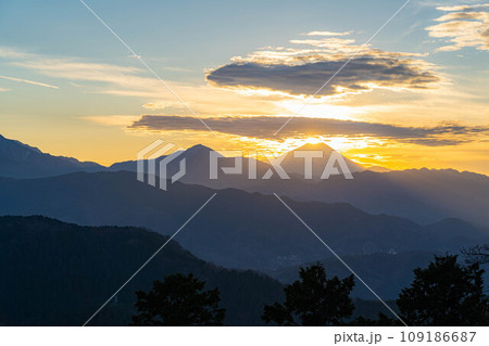 【夕焼け素材】高尾山から見た日の入り・ダイヤモンド富士【東京都】 109186687