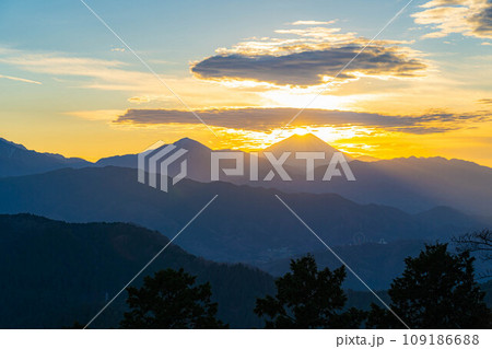 【夕焼け素材】高尾山から見た日の入り・ダイヤモンド富士【東京都】 109186688