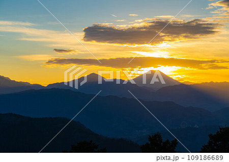 【夕焼け素材】高尾山から見た日の入り・ダイヤモンド富士【東京都】 【夕焼け素材】高尾山から見た日の入り・ダイヤモンド富士【東京都】 109186689