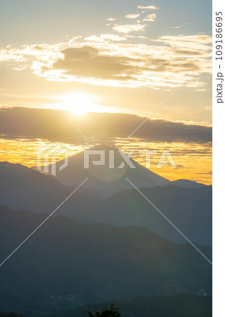 【夕焼け素材】高尾山から見た日の入り・ダイヤモンド富士【東京都】 109186695
