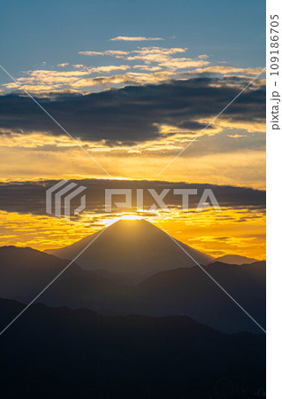 【夕焼け素材】高尾山から見た日の入り・ダイヤモンド富士【東京都】 109186705