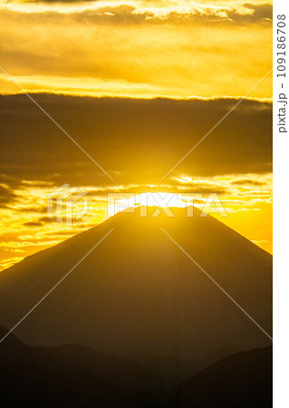 【夕焼け素材】高尾山から見た日の入り・ダイヤモンド富士【東京都】 109186708