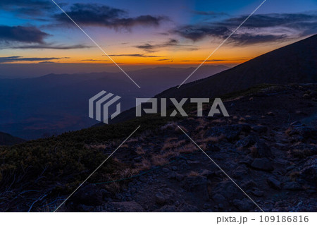 【日の出素材】初冬の硫黄岳から見る日の出【長野県】 109186816