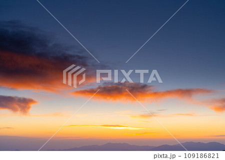 【日の出素材】初冬の硫黄岳から見る日の出【長野県】 【日の出素材】初冬の硫黄岳から見る日の出【長野県】 109186821