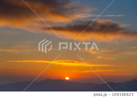 【日の出素材】初冬の硫黄岳から見る日の出【長野県】 109186825