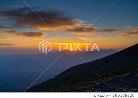 【日の出素材】初冬の硫黄岳から見る日の出【長野県】 109186826