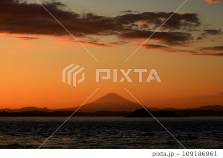 富津岬から見た富士山夕景 富津岬から見た富士山夕景 109186961