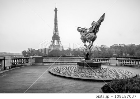 Statue France Reborn, French: La France renaissante on Bir Hakeim Bridge with Eiffel Tower on background. Paris, France. Black and white image. 109187037