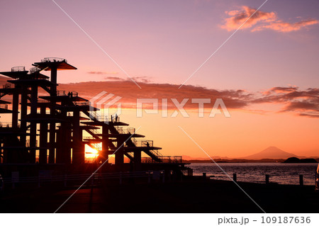夕暮れの富津岬と富士山 夕暮れの富津岬と富士山 109187636