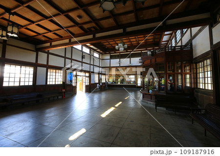 旧大社駅の駅舎内(日本 島根県簸川郡大社町) 旧大社駅の駅舎内(日本 島根県簸川郡大社町) 109187916