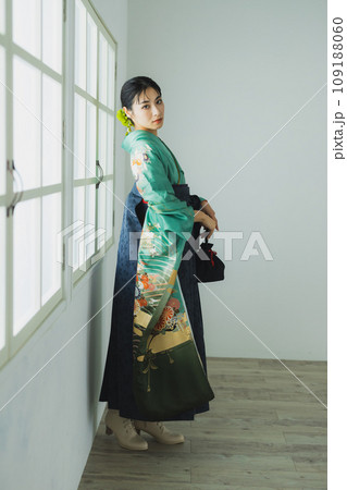 振袖に袴を着た女性 109188060