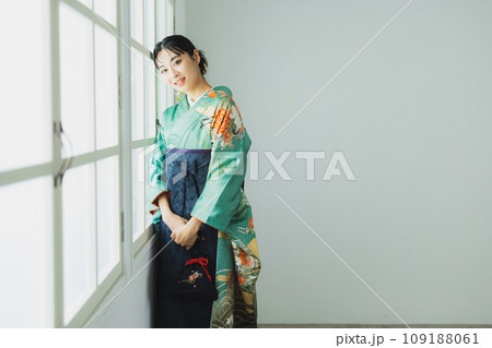 振袖に袴を着た女性 振袖に袴を着た女性 109188061