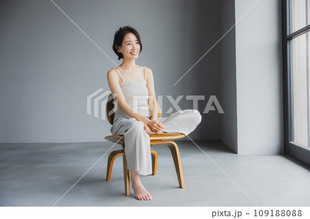 椅子に座る女性　 109188088