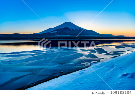 黄昏の富士　～真冬の山中湖～ 109188104