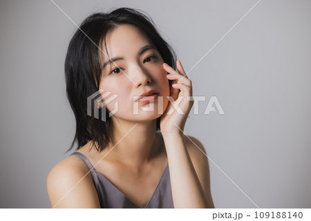 スキンケアをする若い女性 スキンケアをする若い女性 109188140
