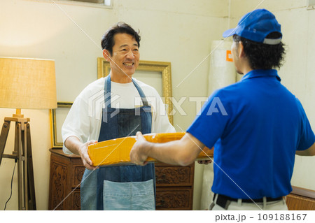 荷物を運ぶ配送スタッフ 荷物を運ぶ配送スタッフ 109188167