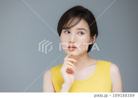 黄色いノースリーブの女性　　 109188389