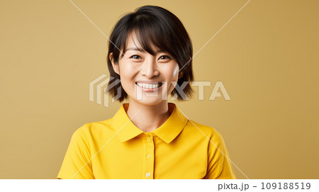 黄色いポロシャツを着て微笑む日本人女性 109188519