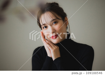 頬杖をつく黒いニットの女性 109188546