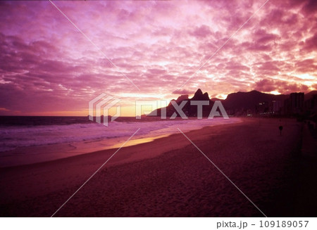 イパネマ海岸の夕景 ブラジル イパネマ海岸の夕景 ブラジル 109189057