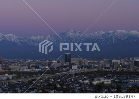 立山あおぐ特等席夕闇迫る富山市冬景色市街地と剱岳立山連峰北アルプス呉羽山展望台から 109189147