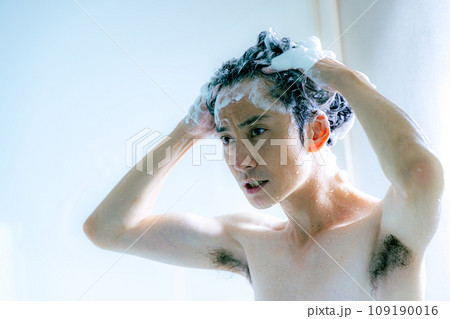 シャンプーする男性 109190016