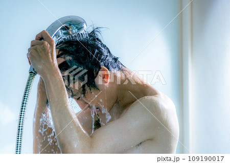 シャワーを浴びる若い男性 109190017