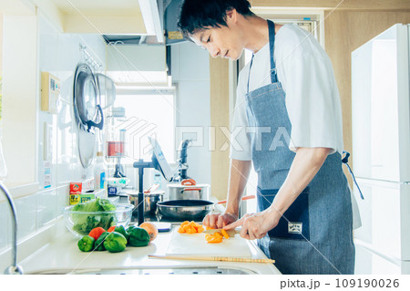キッチンで料理をする男性 109190026