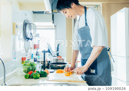 キッチンで料理をする男性 キッチンで料理をする男性 109190026