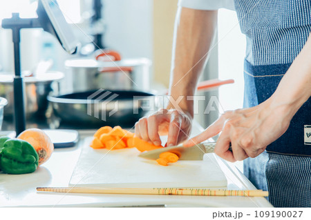 キッチンで料理をする男性 109190027