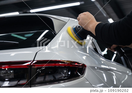 Process of polishing white car body surface using orbital polishing machine.  109190202