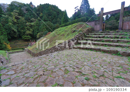 八王子城 居館地区の曳橋と虎口、冠木門 109190334