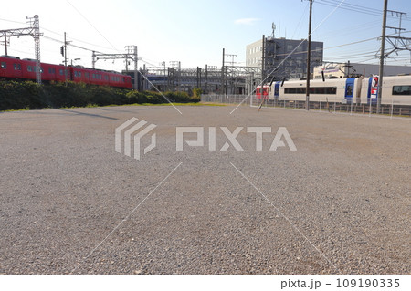 枇杷島分岐点の名鉄6000系電車と2000系ミュースカイ 109190335