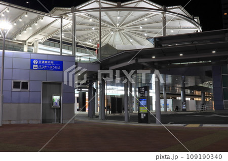 閑散とした夜の広島駅前 バスターミナル 閑散とした夜の広島駅前 バスターミナル 109190340