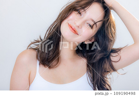 若い女性 ハーフモデル 若い女性 ハーフモデル 109190498
