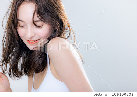 若い女性 ハーフモデル 若い女性 ハーフモデル 109190502