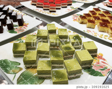 バイキングのプチケーキ デザートコーナー バイキングのプチケーキ デザートコーナー 109191025
