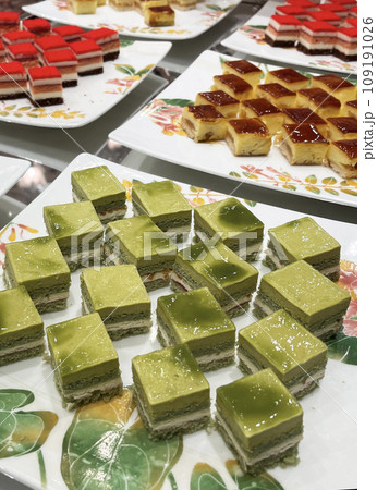 バイキングのプチケーキ デザートコーナー バイキングのプチケーキ デザートコーナー 109191026