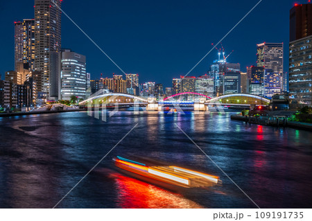 大都会東京を流れる隅田川と勝鬨橋方面の美しい夜景｜東京都中央区 109191735