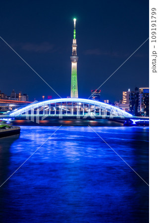 隅田川とライトアップされた永代橋と東京スカイツリー方面の夜景｜東京都中央区 109191799