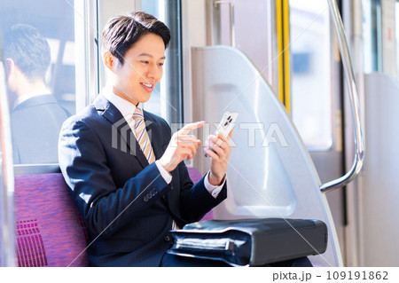 通勤するミドルのビジネスマン 撮影協力「京王電鉄株式会社」 通勤するミドルのビジネスマン 撮影協力「京王電鉄株式会社」 109191862