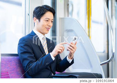 通勤するミドルのビジネスマン 撮影協力「京王電鉄株式会社」 通勤するミドルのビジネスマン 撮影協力「京王電鉄株式会社」 109191864