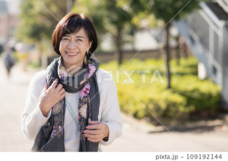 住宅街を歩く50代の女性 住宅街を歩く50代の女性 109192144