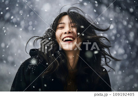 雪が降って嬉しそうな日本人女性5　AI生成画像 109192405