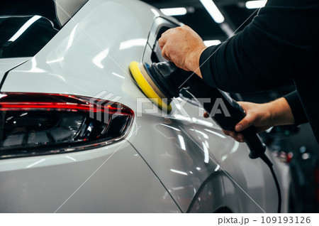 Process of polishing white car body surface using orbital polishing machine. Process of polishing white car body surface using orbital polishing machine. 109193126