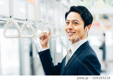 通勤するビジネスマン　撮影協力「京王電鉄株式会社」 109193219