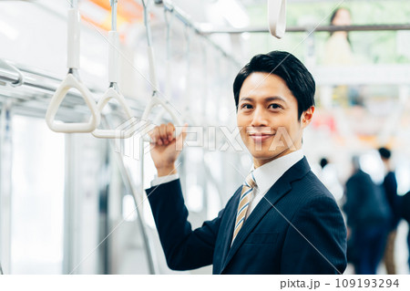 通勤するビジネスマン　撮影協力「京王電鉄株式会社」 109193294