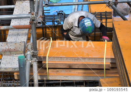 マンションの基礎工事　型枠大工の作業風景 109193545