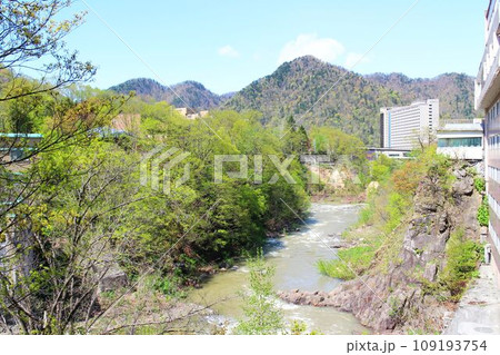 新緑の定山渓温泉街 新緑の定山渓温泉街 109193754